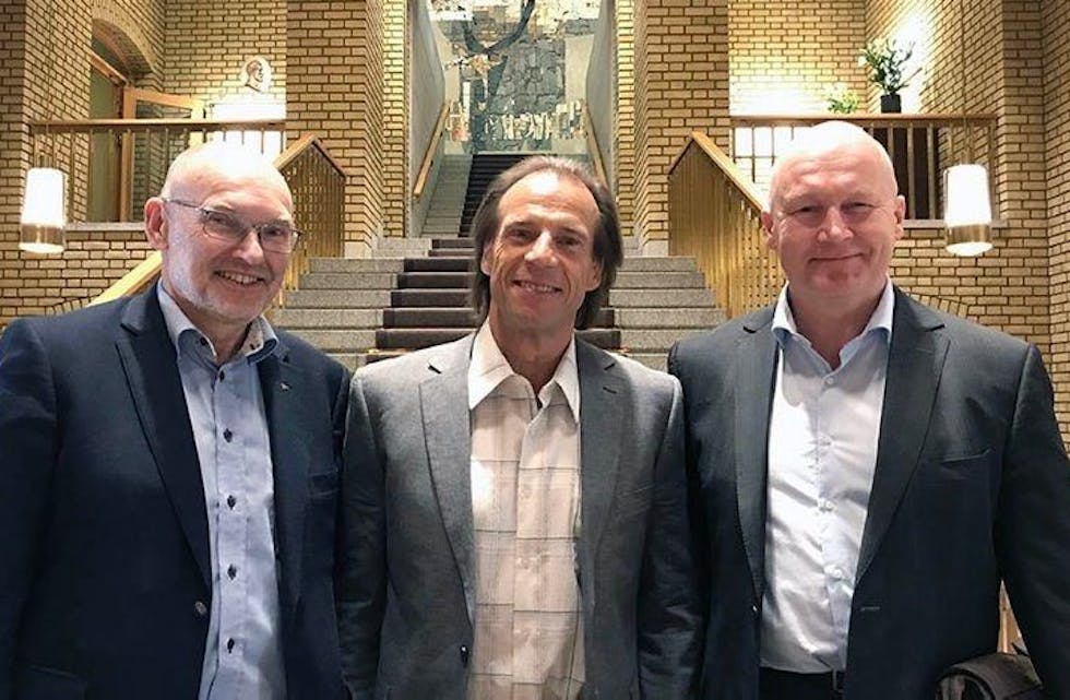 SAMLET:  Administrerende direktør i NBBL Thor Eek og OBOS-advokat Terje Sjøvold sammen med Jan Bøhler (Ap). Foto:
