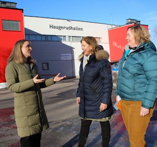 – LYTT TIL HAUGERUD: (F.v.) Marit Vea, Camilla Wilhelmsen (Frp) og Anne Haabeth Rygg (H) mener byrådet må snu om nedskaleringene for Haugerudhallen. De har derfor lansert et forslag om å i større grad legge Haugerud IFs prioriteringer til grunn. Foto: