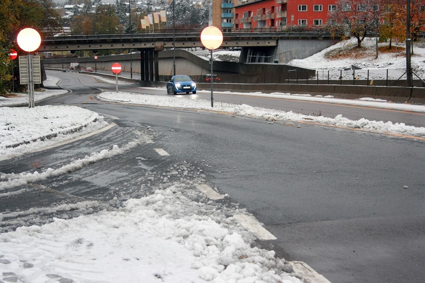 BART PÅ VEIEN, MEN: Trondheimsveien var stort sett bar etter morgenrushet, men det ligger fortsatt snø ved kantene og i noen avkjøringer. Foto: