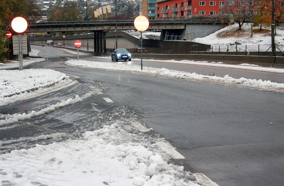BART PÅ VEIEN, MEN: Trondheimsveien var stort sett bar etter morgenrushet, men det ligger fortsatt snø ved kantene og i noen avkjøringer. Foto:
