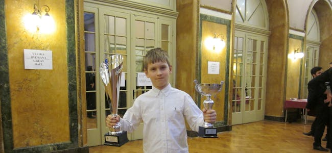 STOLT: Mathias Rugsveen (12) viser stolt fram pokalene etter å ha tatt seier i begge trekkspill-klassene han stilte opp i. Imidlertid skulle han etter hvert også ta med seg en tredje pokal. (Foto: Privat) Foto: