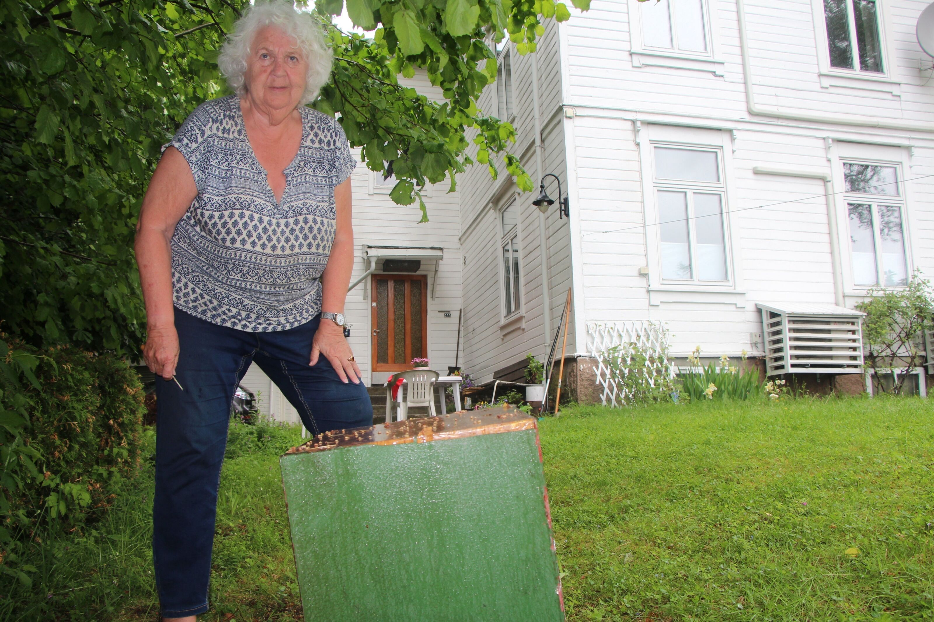 HER HAVNET SAFEN: Tone Buberg fikk seg en stor overraskelse da hun kom hjem og fant den åpne safen ute i hagen. Til vanlig har den stått i et skap i andre etasje. Foto: Sindre Veum Apneseth