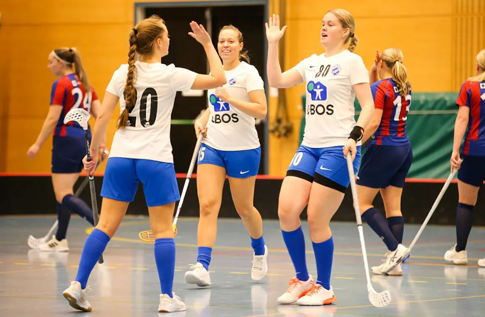 LEKTE SEG: Greis innebandydamer fikk en finfin start på årets sesong i Eliteserien. Groruddølene håper denne gangen både på et nytt NM-gull og et etterlengtet seriegull. Foto: Innebandyavisen.no