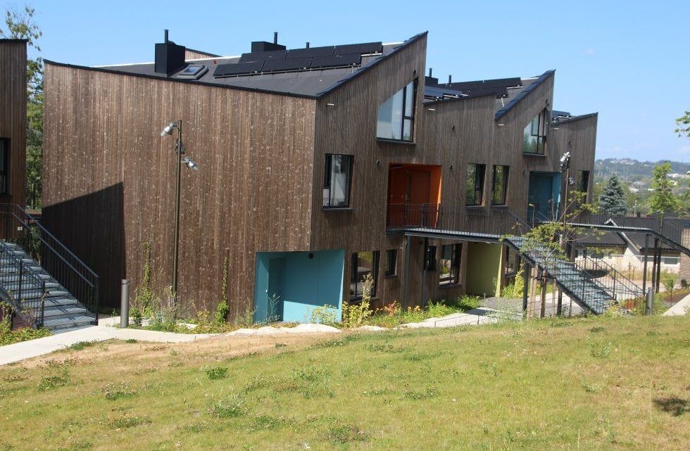 NYE: Disse nye boligene står plassert til venstre for det hvite huset på Kirkehøy. Foto: