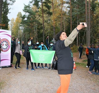 TUR-SELFIE: Varaordfører Kamzy Gunaratnam slo til med en selfie med damene før turstart. Foto:
