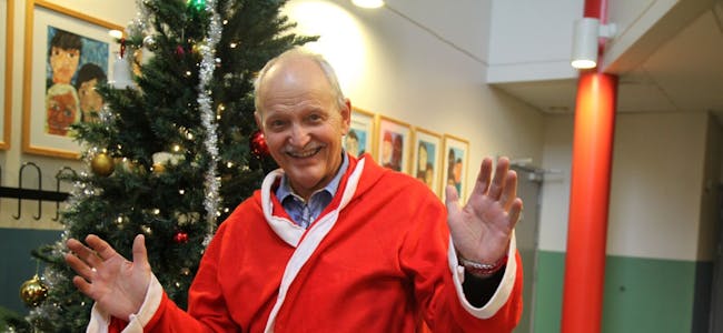 Juleprat: Stig Skjærstad (68) lærer på Grorud skole, og fikk pris for sin innsats med 40 år i kommunen. – i juleprat med Mie Andersen  Foto: