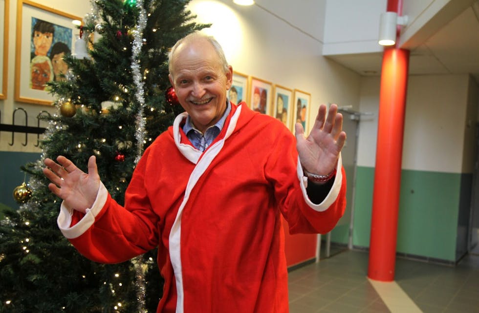 Juleprat: Stig Skjærstad (68) lærer på Grorud skole, og fikk pris for sin innsats med 40 år i kommunen. – i juleprat med Mie Andersen  Foto: