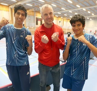 Brødrene Adit (16, t.v.) og Vinit (12) slo godt fra seg på egen hjemmebane da Haugerud IF badminton arrangerte stor breddeturnering. Det satte badmintonleder Torstein Reistadbakk stor pris på. Foto: