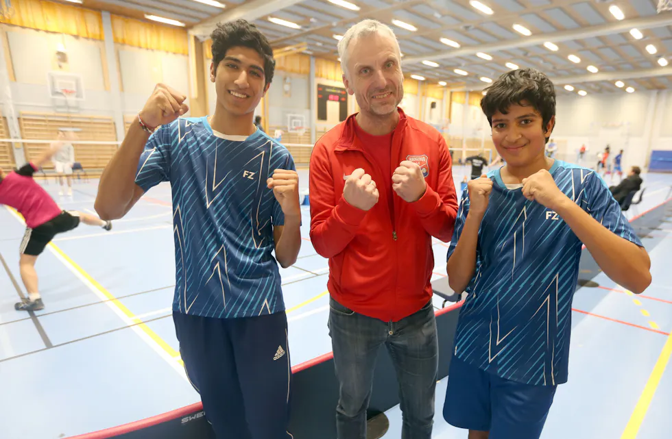 Brødrene Adit (16, t.v.) og Vinit (12) slo godt fra seg på egen hjemmebane da Haugerud IF badminton arrangerte stor breddeturnering. Det satte badmintonleder Torstein Reistadbakk stor pris på. Foto: