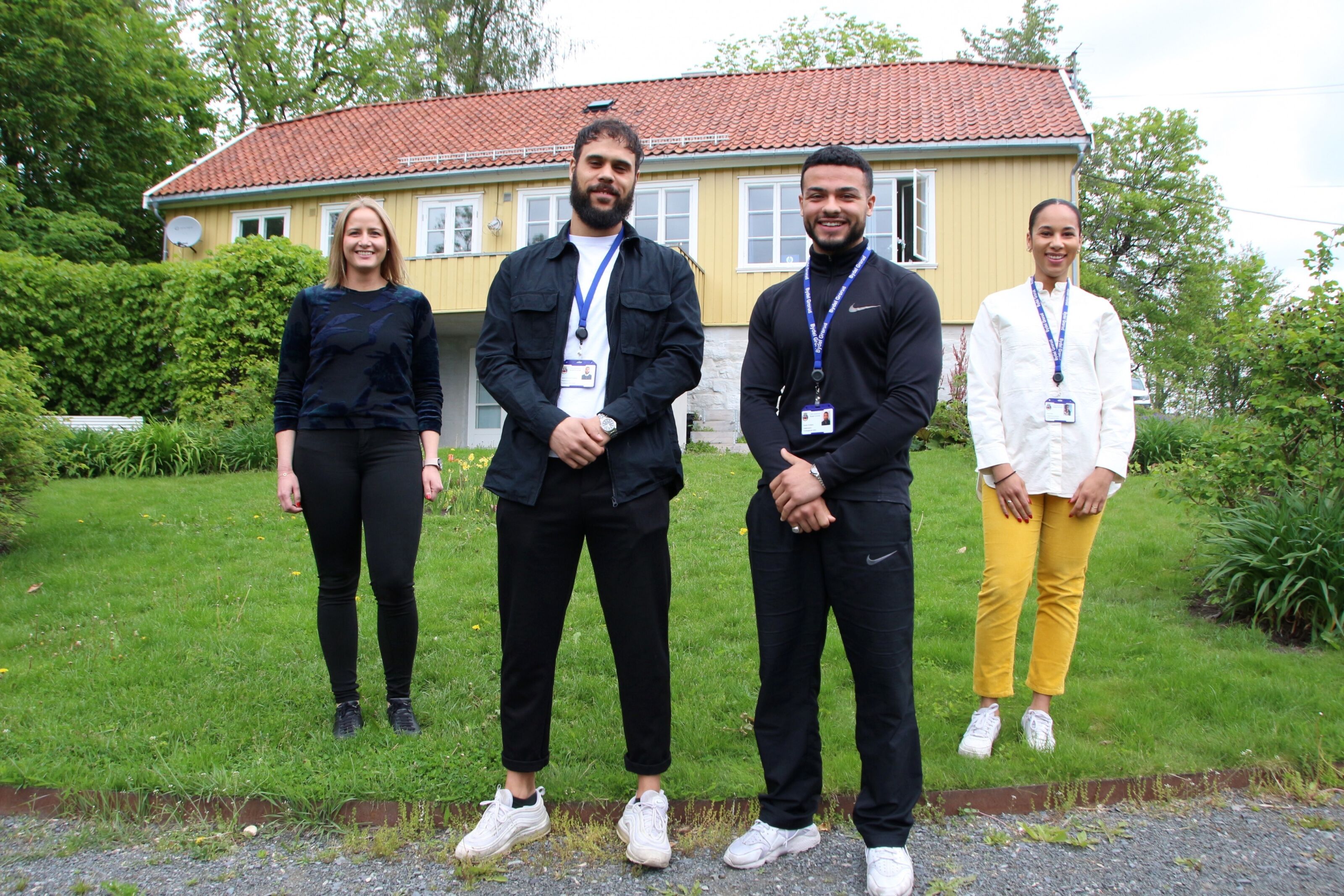 FRONTLINJA OG TILRETTELEGGERNE: Jared (foran t.v.), Husain og resten av miljøterapeutene er de som tilbringer mest tid med ungdommene, men enhetsleder Cathrine von der Fehr (t.v.) og miljøkoordinator Gina Eribe er like viktige brikker i enhetens arbeid. Foto: