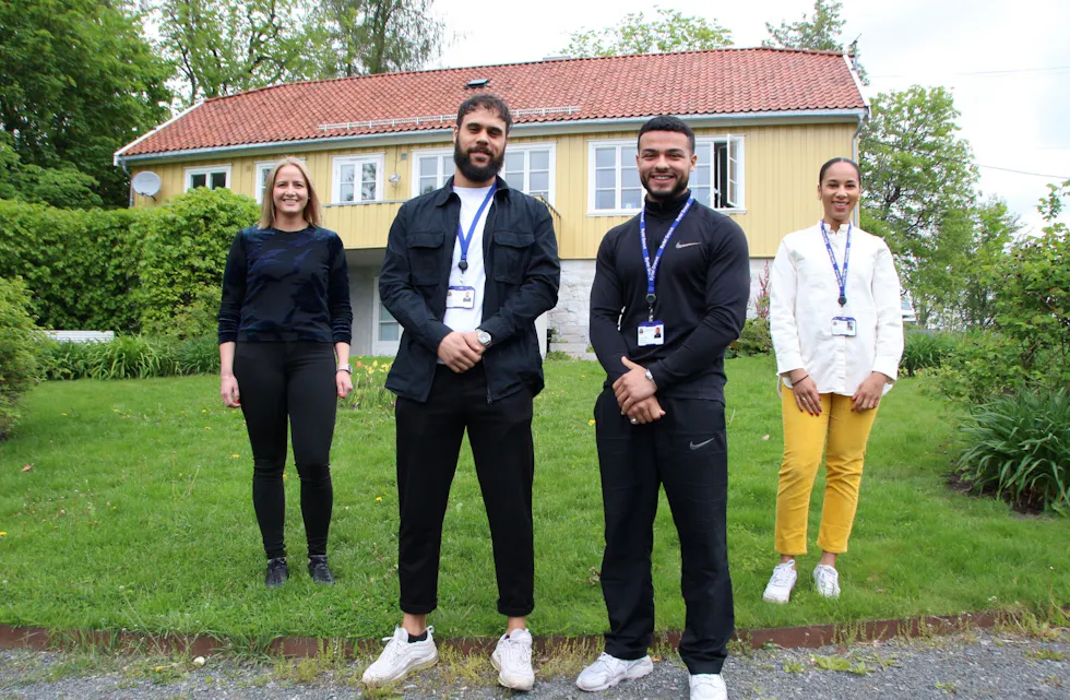 FRONTLINJA OG TILRETTELEGGERNE: Jared (foran t.v.), Husain og resten av miljøterapeutene er de som tilbringer mest tid med ungdommene, men enhetsleder Cathrine von der Fehr (t.v.) og miljøkoordinator Gina Eribe er like viktige brikker i enhetens arbeid. Foto:
