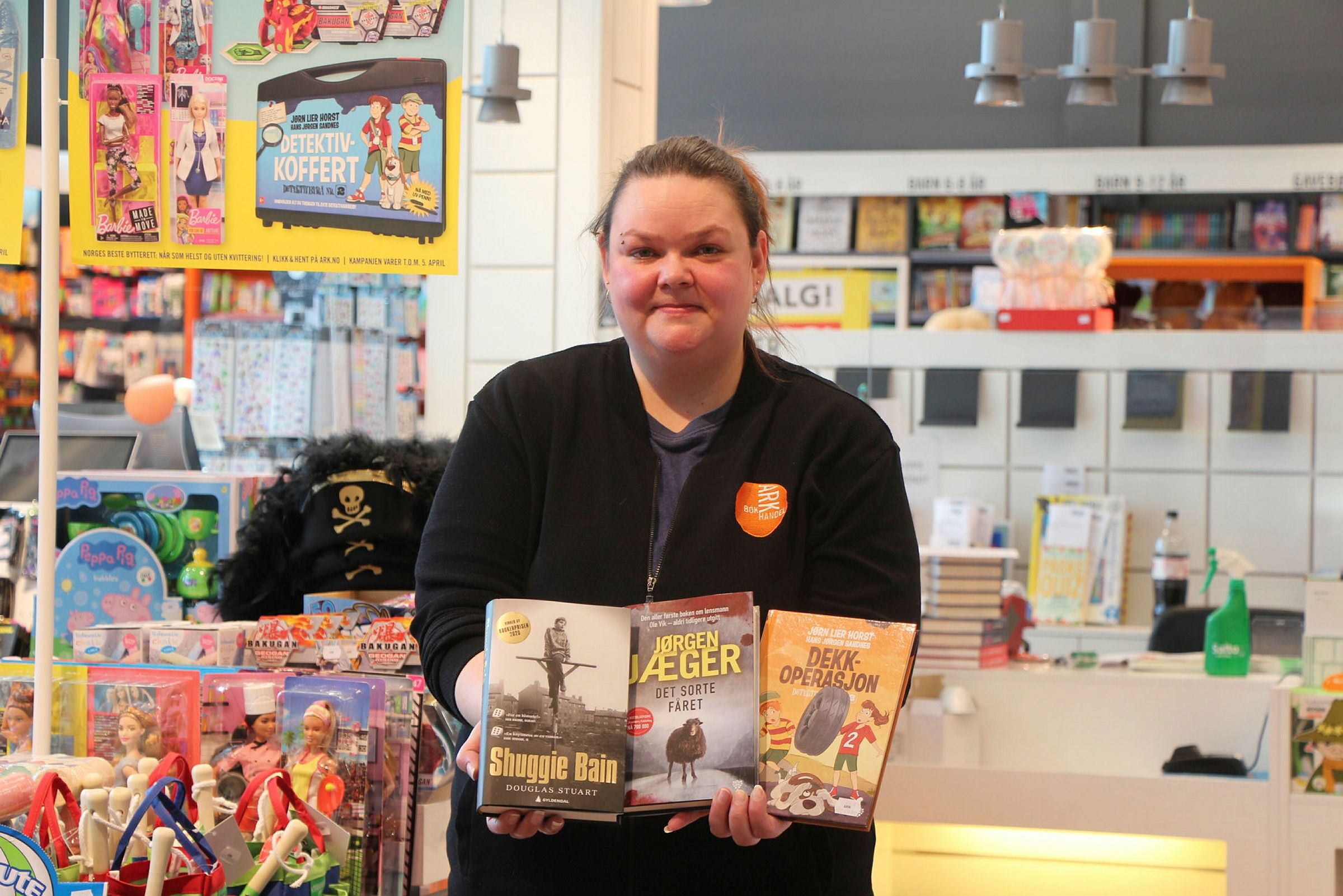 ÅRETS UTVALGTE: Rita Holstad Udberg hos Ark Alna har blitt utfordret til å velge ut tre spennende bøker til leserne i påsken. Foto: Sindre Veum Apneseth