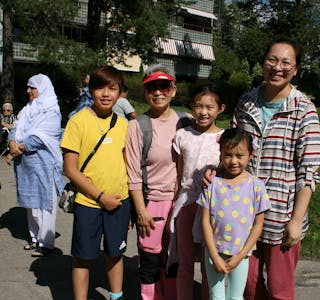 TRE GENERASJONER PÅ ROMSÅS: Marcus (12), bestemor Sui Hing, Sophie (9), Emilie (7) og mamma Ivy Tang bor alle på Romsås. De koste seg i solskinnet lørdag. Foto: Caroline Hammer