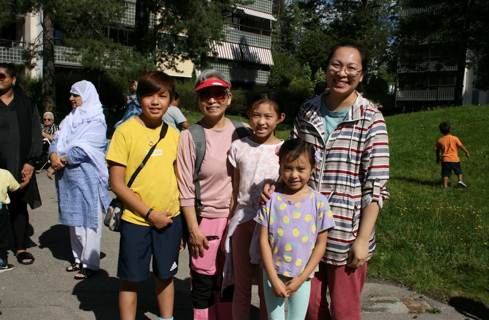 TRE GENERASJONER PÅ ROMSÅS: Marcus (12), bestemor Sui Hing, Sophie (9), Emilie (7) og mamma Ivy Tang bor alle på Romsås. De koste seg i solskinnet lørdag. Foto: Caroline Hammer