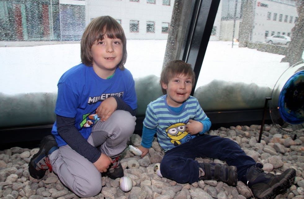FANT PÅSKEEGG: Adrian (6) og lillebror Victor (4) synes det er morsomt å lete etter påskeegg. Nå skal de kose seg med innholdet. Foto: