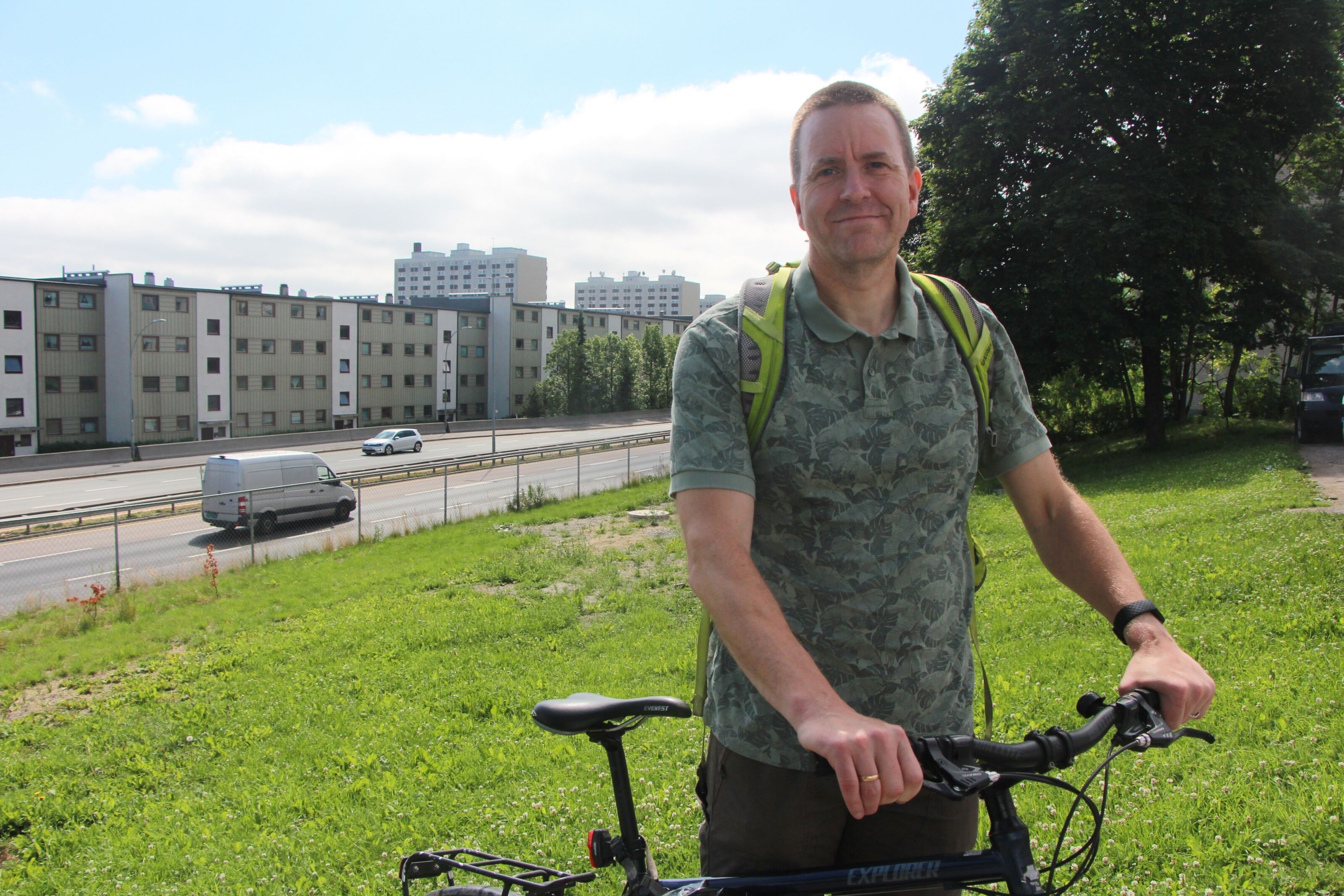 FORSIKTIG OPTIMISTIST: Trond Botnen i Groruddalen Miljøforum har tro på at man endelig kan begynne å få på plass vedtak som kan bøte på støyproblematikken langs Trondheimsveien. Foto: