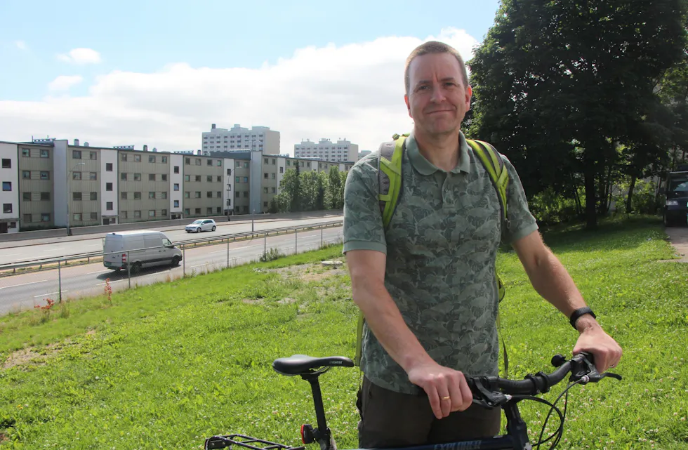FORSIKTIG OPTIMISTIST: Trond Botnen i Groruddalen Miljøforum har tro på at man endelig kan begynne å få på plass vedtak som kan bøte på støyproblematikken langs Trondheimsveien. Foto: