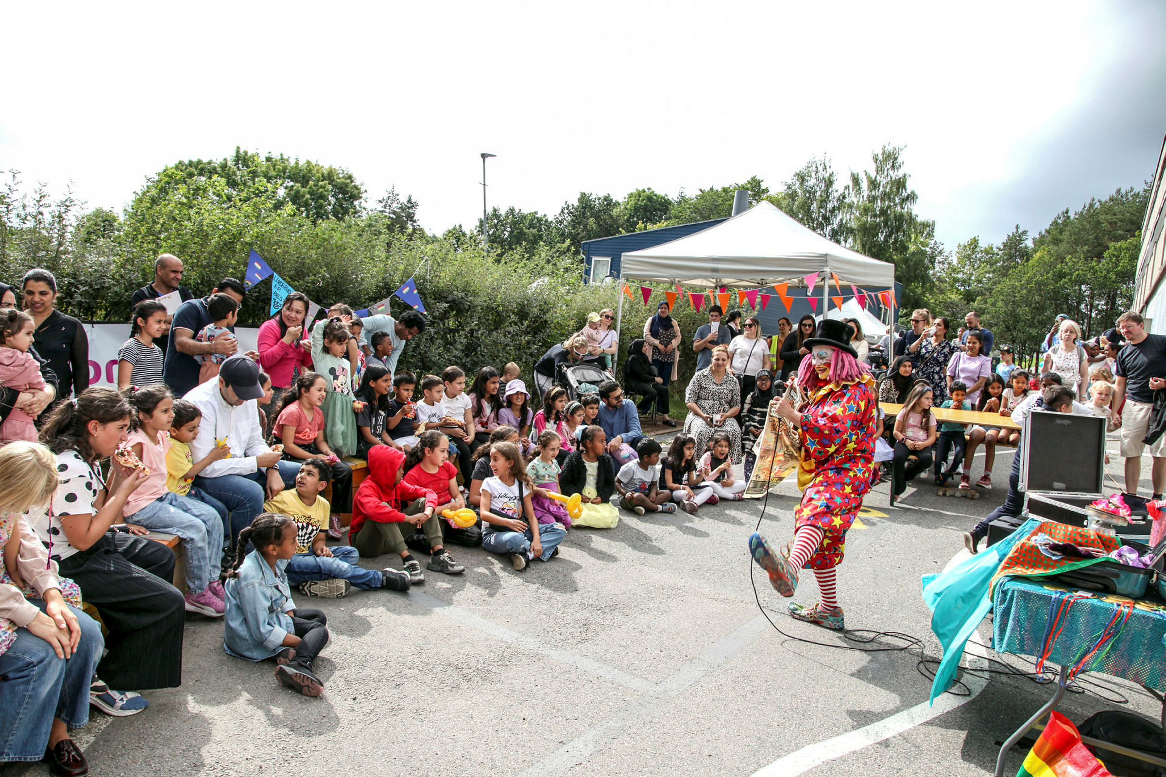 POPULÆR KLOVN: Klovnen Bibi fikk fort oppmerksomheten da hun tok turen innom gatefesten på Linderud. Foto: Tom Evensen