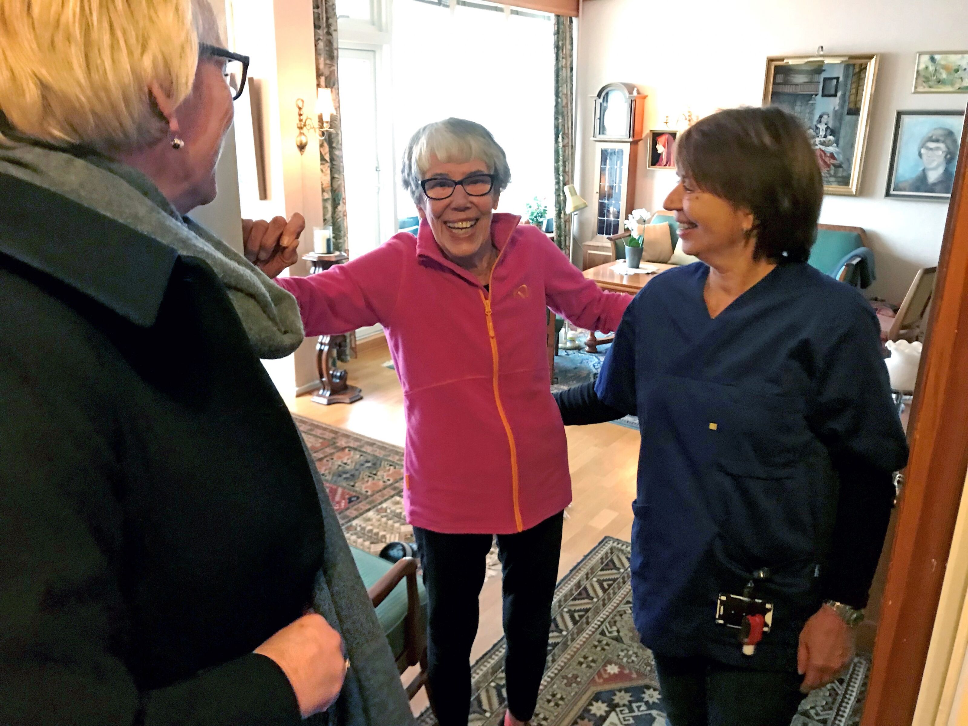 GODT HUMØR: - Jeg er så glad for Mona, sier Karin. Bydelsdirektøren (t.v.) lover utvidet satsing på hjemmetjenester i 2018. Foto: