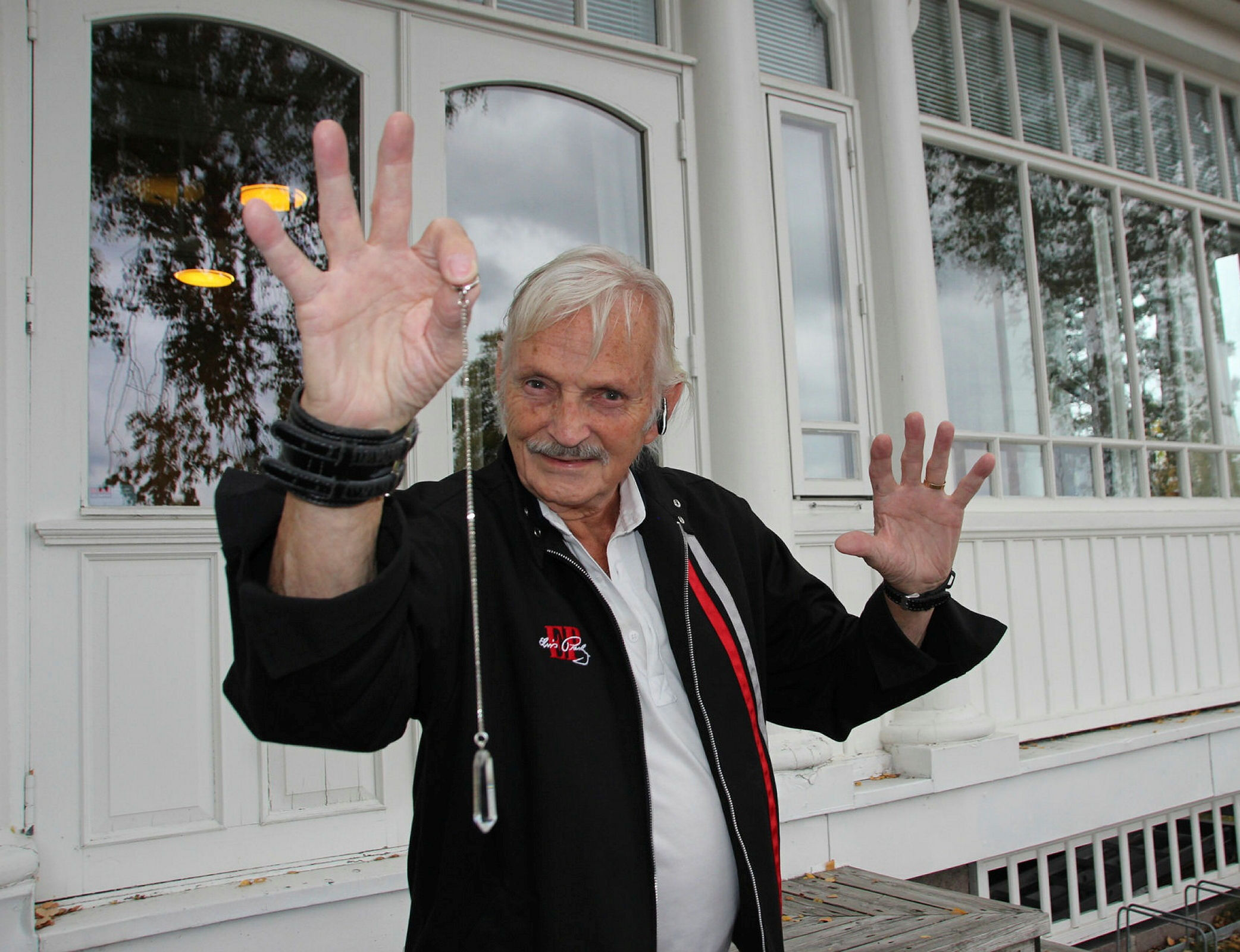 MAGI MED ET KRITISK BLIKK: Jan Crosby er opptatt av å få fram hvor lett det er å bli trollbundet av alt man ser og hører. Foto: Martine Myhre