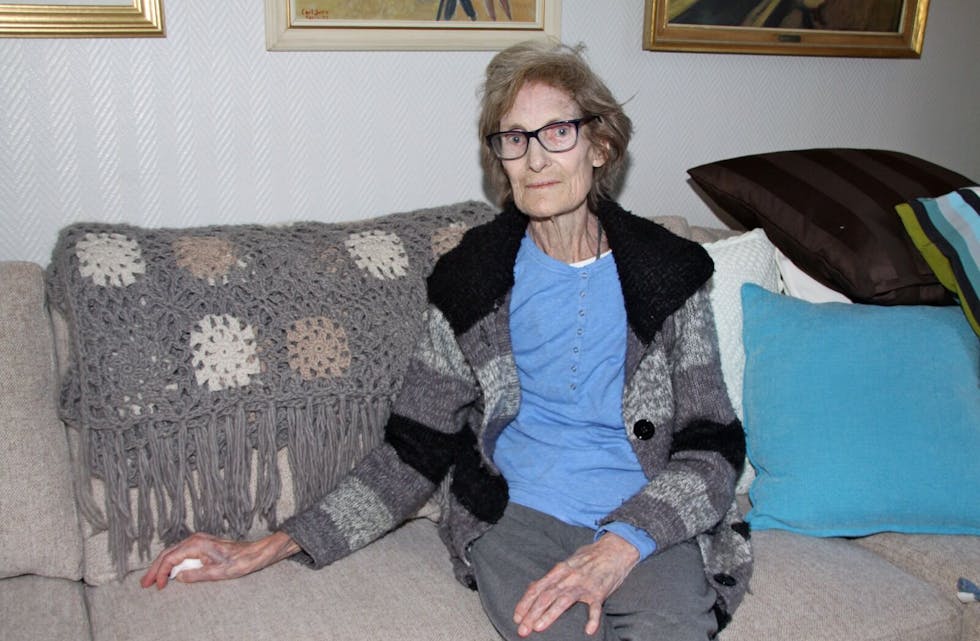 ER SLITEN. Gro Turid Ranheim (81) er sliten av å reise fram og tilbake fra sykehjem og leiligheten på Kalbakken. Hun kunne tenke seg en kort- eller langstidsplass på sykehjem, slik at hun kan lade opp batteriene. Foto: