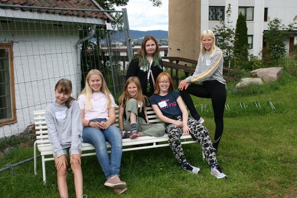 EN BLID GJENG: Sonja (11, f.v.), Amalie (11), Kaja (11), Solveig (10), Ingrid (11) og Wilma (10) gleder seg kanskje aller mest til å spise kakene på fredag. Foto:
