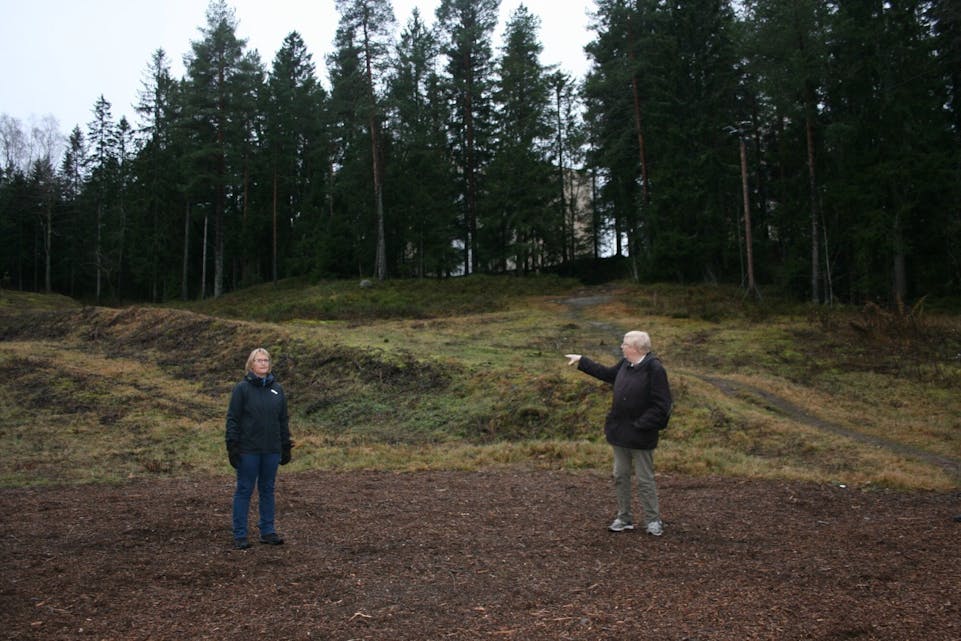 SKOG FJERNET FOR ANDRE GANG: Heidi Trøen (t.v.) og Torlstein Winger i Groruddalen Miljøforum foran skogområdet som har blitt ryddet for andre gang. Foto: