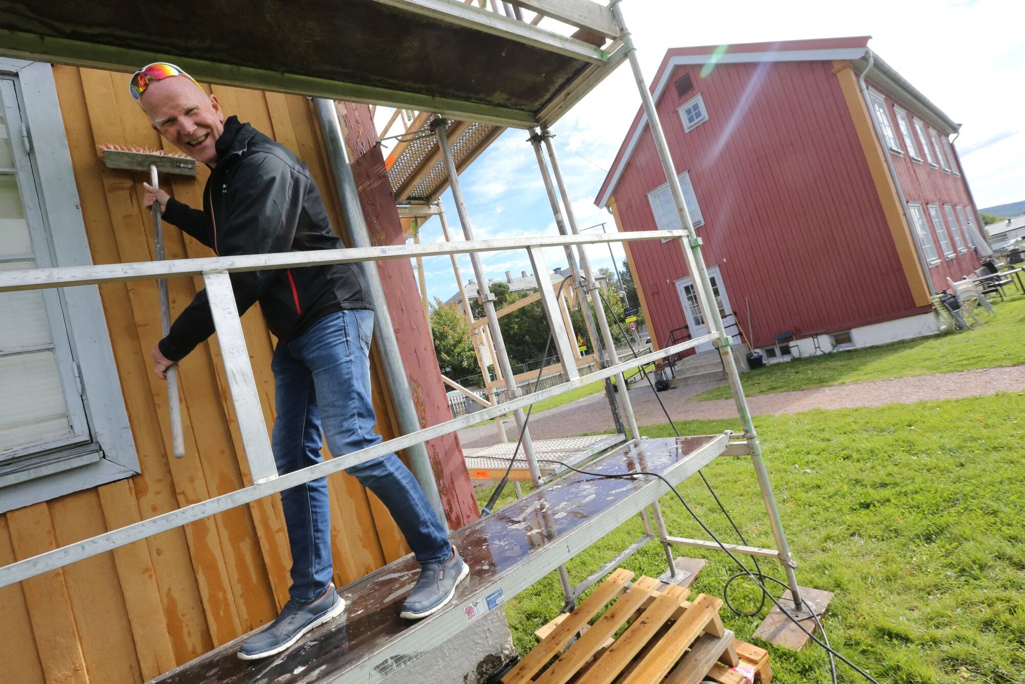 ETTERLENGTET: Ole-Jørgen Pettersen gliser bredt nå som Grorudveien 3 får et meget etterlengtet strøk med maling. Neste år er det nabobyggets tur. Og for de som skulle være bekymra - det er ikke Ole-Jørgen selv som står for malinga. Foto: