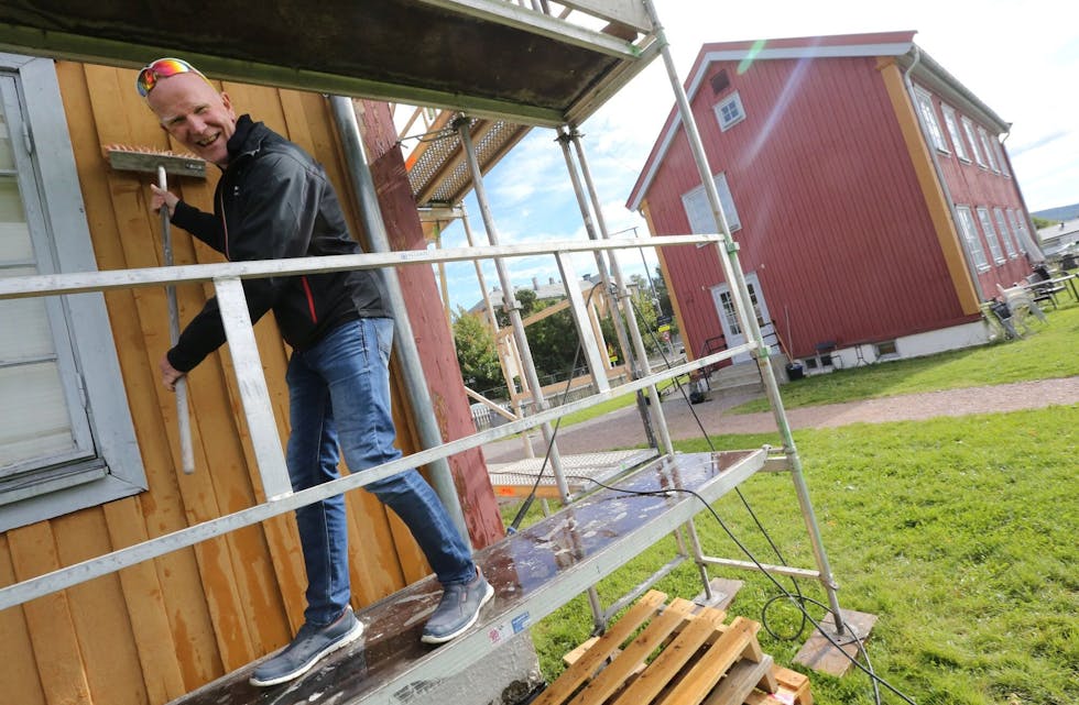 ETTERLENGTET: Ole-Jørgen Pettersen gliser bredt nå som Grorudveien 3 får et meget etterlengtet strøk med maling. Neste år er det nabobyggets tur. Og for de som skulle være bekymra - det er ikke Ole-Jørgen selv som står for malinga. Foto: