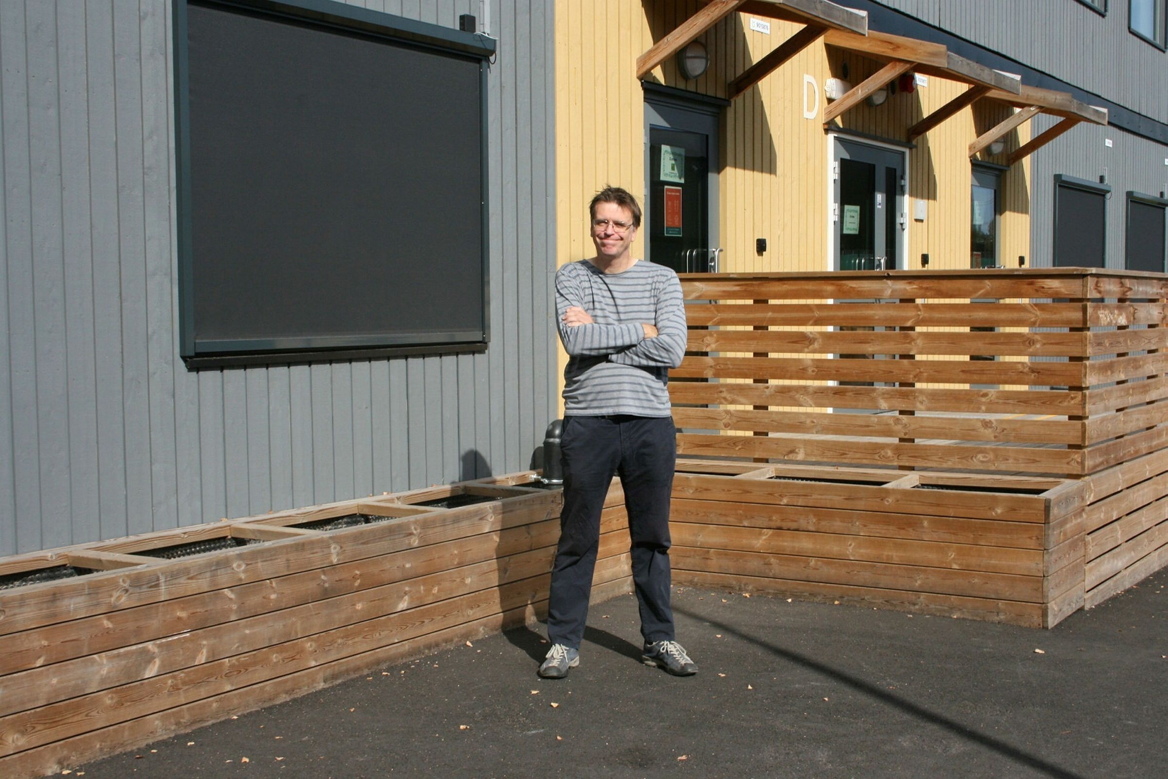 SKUFFET: Bjørn Revil (FNB) er ikke fornøyd med at man velger å prioritere tomtkjøp over rehabilitering av skoler. På Ellingsrud er den midlertidige skolen planlagt revet før Ellingsrud skole får rehabiliterte lokaler. Foto: Caroline Hammer