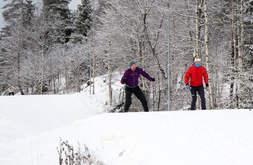 KOBLER AV: Oliver Halvorseth (t.v) og Jon Einar Tveter Karlsen sier det er godt å koble av med en tur i Lillomarka arena. Foto:
