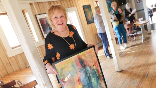 FARGERIKT: Nå har Inger Margrethe Eriksen også begynt å male med akryl på papir. Også disse kunstverkene preges av hennes glede av å bruke spennende farger. Foto: