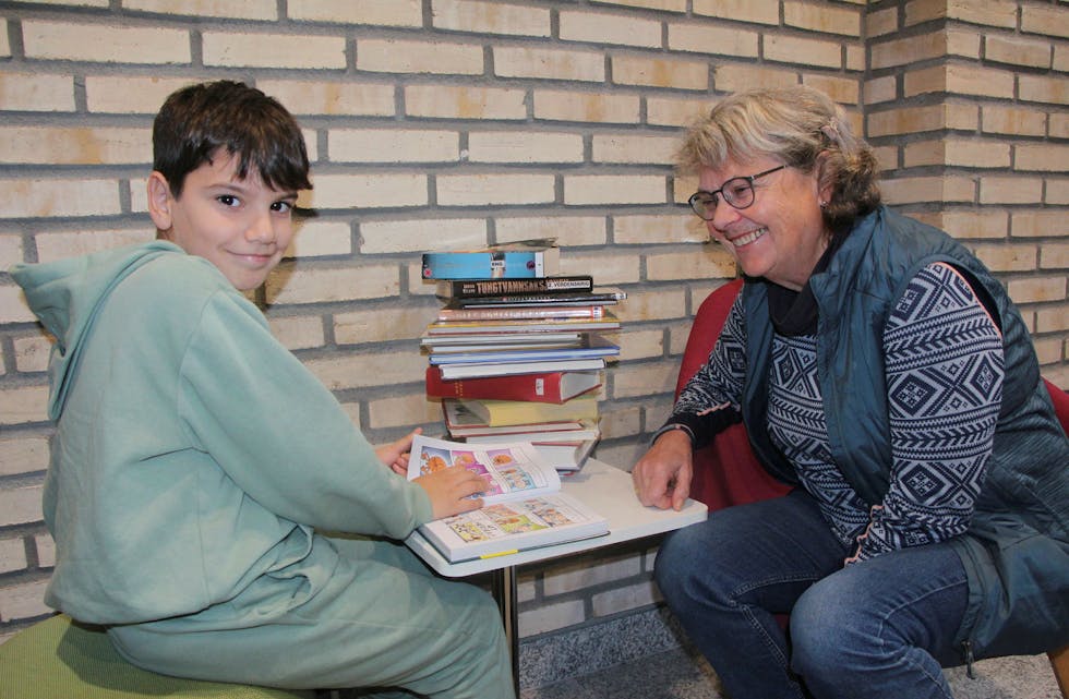 LESELYST: Arya i 3. klasse på Haugenstua leser høyt for Vigdis Lehre i leseprosjektet Lyttevenn. Foto: Sindre Veum Apneseth