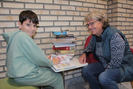 LESELYST: Arya i 3. klasse på Haugenstua leser høyt for Vigdis Lehre i leseprosjektet Lyttevenn. Foto: Sindre Veum Apneseth