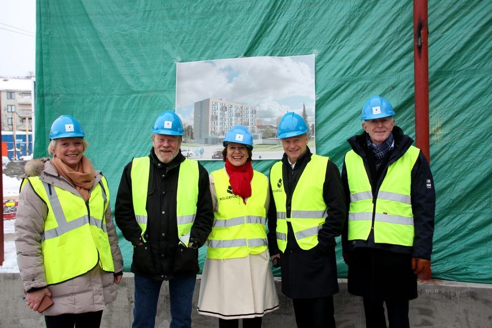 STOLT GJENG: Bydelsdirektør Bovild Tjønn (f.v.), BU-leder Bjørn Lundberg, eldrebyråd Tone Tellevik Dahl, byrådsleder Raymond Johansen og direktør i Boligbygg, Øivind Christoffersen. Foto: