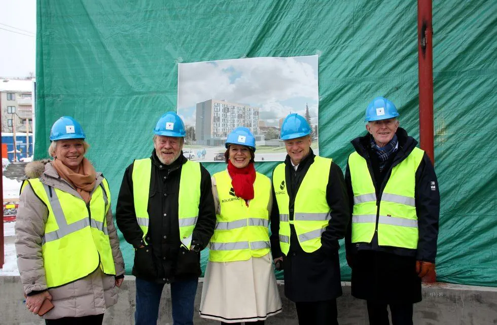 STOLT GJENG: Bydelsdirektør Bovild Tjønn (f.v.), BU-leder Bjørn Lundberg, eldrebyråd Tone Tellevik Dahl, byrådsleder Raymond Johansen og direktør i Boligbygg, Øivind Christoffersen. Foto: