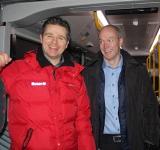 NY PÅ VEIEN: Prosjektleder Jon Stenslet og administrerende direktør Jan Volsdal i Nobina smilte fra øre til øra da Norges første elektriske leddbuss kjørte fra Linderudsletta torsdag morgen. Foto: