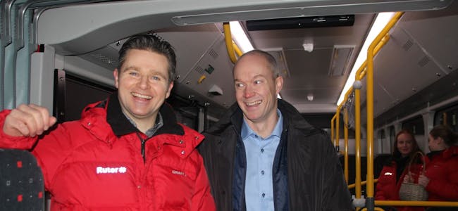 NY PÅ VEIEN: Prosjektleder Jon Stenslet og administrerende direktør Jan Volsdal i Nobina smilte fra øre til øra da Norges første elektriske leddbuss kjørte fra Linderudsletta torsdag morgen. Foto: