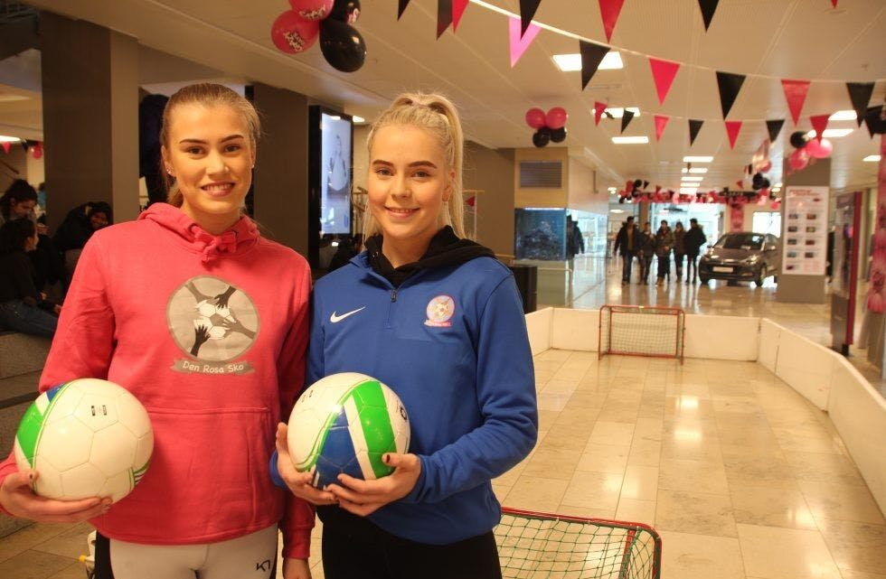 TRENER YNGRE JENTER: Malin Fredriksen (18) og Thale Nysveen Tveite (18) er to av elevene på idrettslinja på Bjerke videregående skole som jobber for å få flere jenter med minoritetsbakgrunn interessert i idrett. Foto: