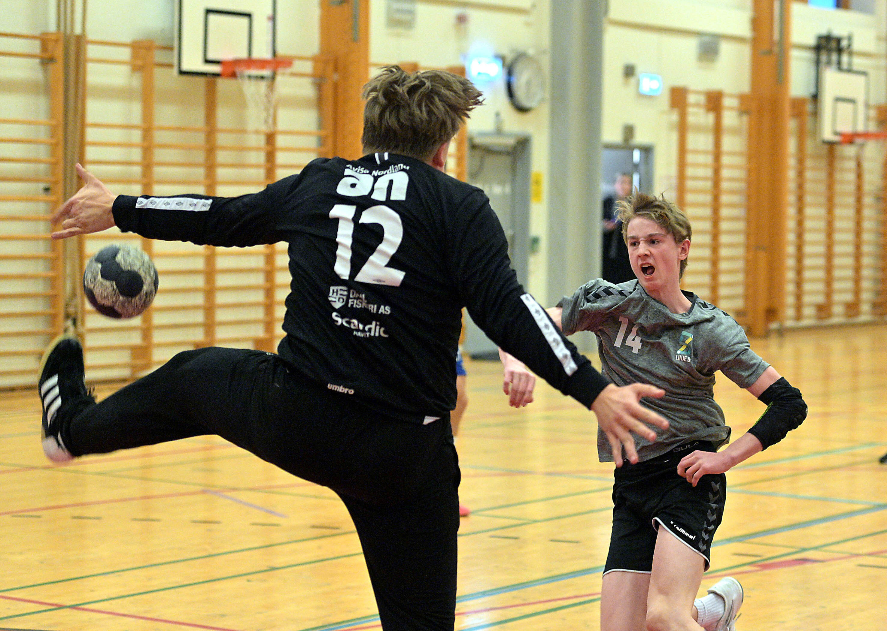 NOEN NUMMER FOR SMÅ: Preben Langfjell Kibsgaard og resten av Linje5s håndballherrer ble noen nummer for små for serieleder Bodø HK og tapte med 22 mål. Foto: Bjørn Moe