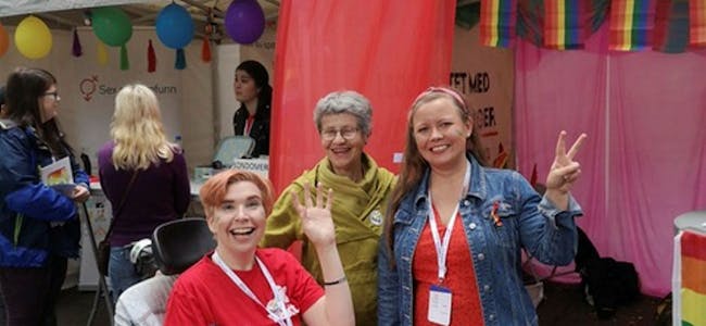 PRIDE-FEIRING: Rina Wesenberg (f.v.), Maren Rismyhr og Mari Rise Knutsen fra Rødt Grorud på stand i Pride Park i Spikersuppa, sist det var fysisk arrangement i 2019. Foto: Privat