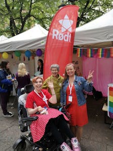PRIDE-FEIRING: Rina Wesenberg (f.v.), Maren Rismyhr og Mari Rise Knutsen fra Rødt Grorud på stand i Pride Park i Spikersuppa, sist det var fysisk arrangement i 2019. Foto: Privat