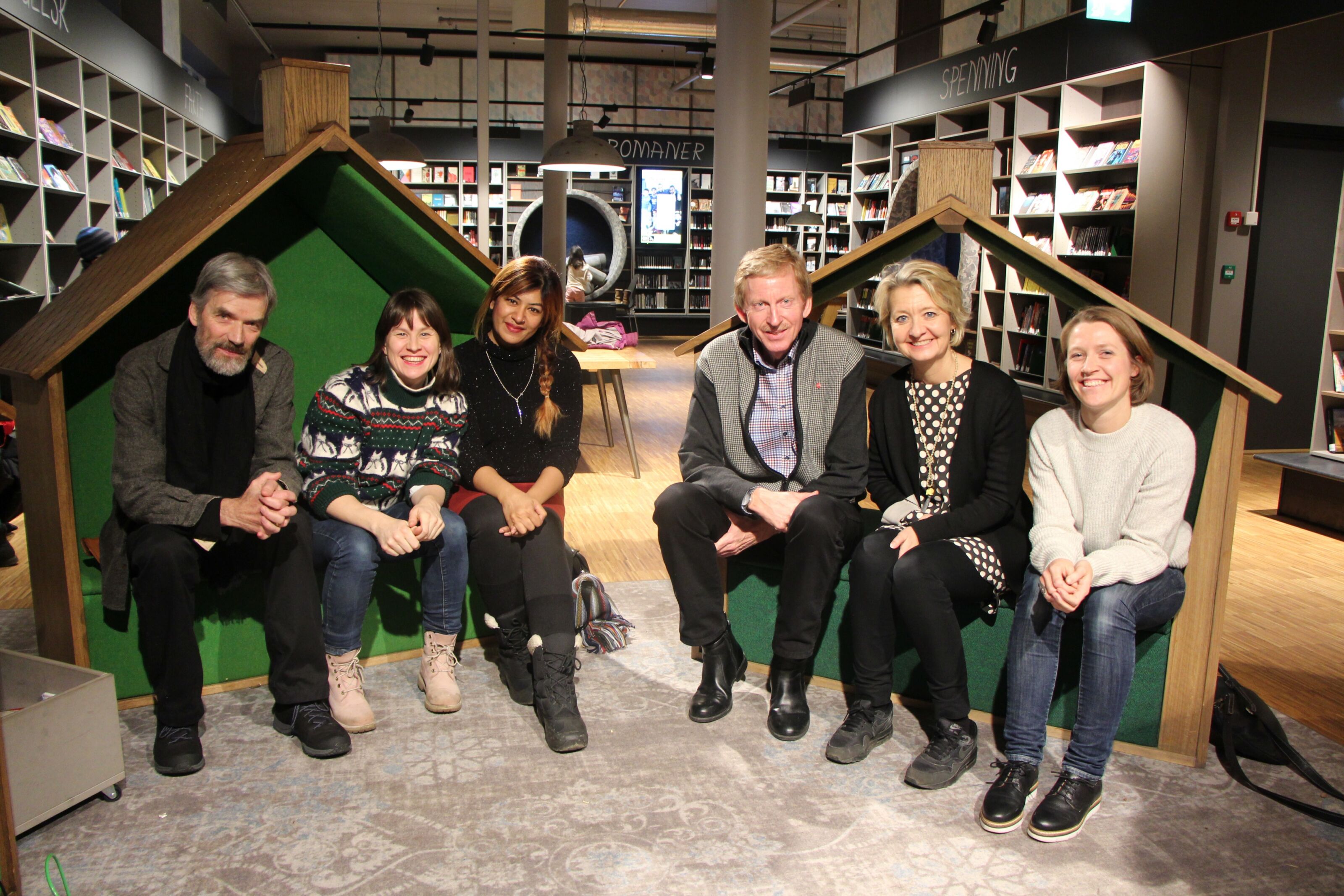 I TI ÅR: I ti år har Groruddals-satsingen hjulpet kulturprosjekter på beina. Her sitter seniorrådgiver Thor Grinde i Kultur Uten Grenser, kulturbyråd Rina Mariann Hansen (Ap), nestleder i Kultur Uten Grenser, Iram Hassan, BU-leder Knut Røli (Ap), direktør Hilde Barstad i Kulturetaten og programansvarlig Helene Heger Voldner i Furuset bibliotek og aktivitetshus.  Foto: