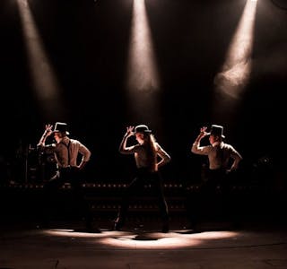 SITT EGET NUMMER: Dette bildet er tatt fra danseforestillingen, og Martine Brænna (midten) har koreografert nummeret (Foto: Cato Ingebrigtsen). Foto: