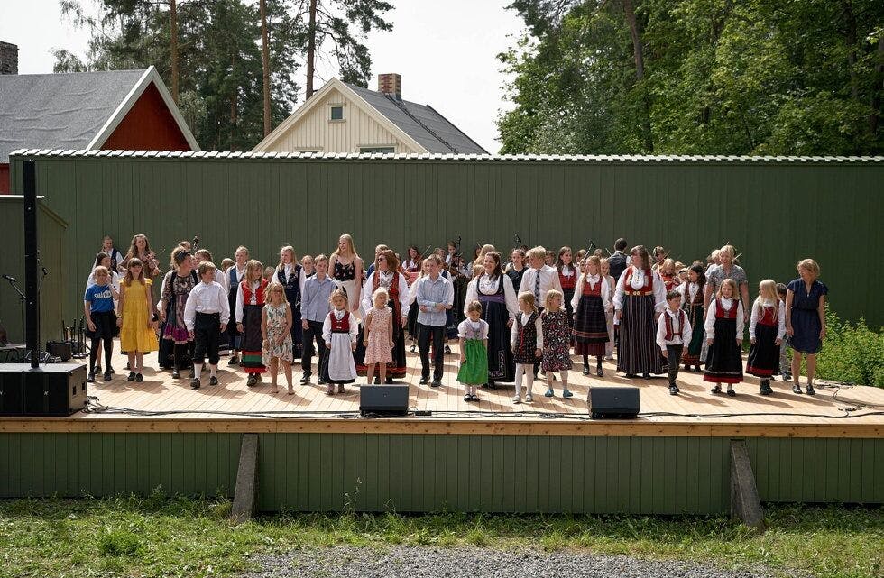STORSLÅTT SHOW: Småleik ble avsluttet med show på det tradisjonelle Friluftsteateret på Norsk Folkemuseum på Bygdøy. Foto: Thor Hauknes. Foto: