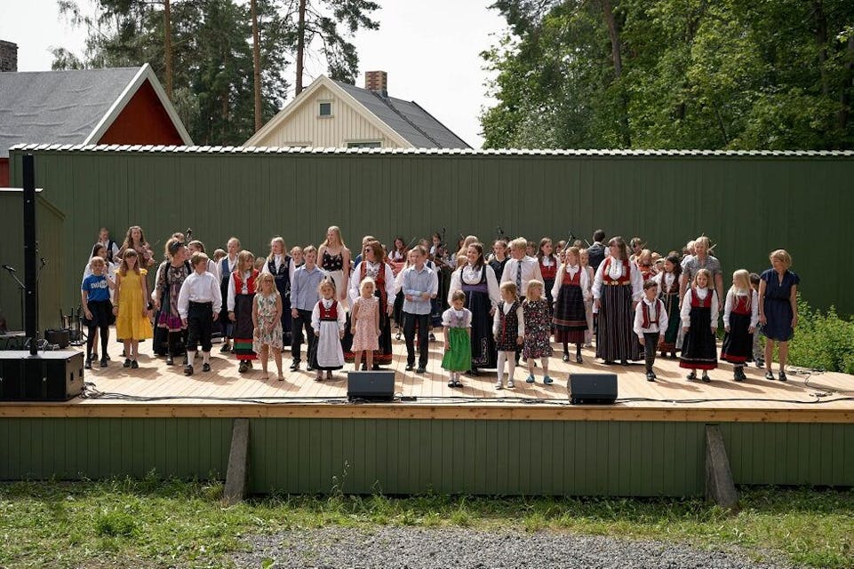 STORSLÅTT SHOW: Småleik ble avsluttet med show på det tradisjonelle Friluftsteateret på Norsk Folkemuseum på Bygdøy. Foto: Thor Hauknes. Foto: