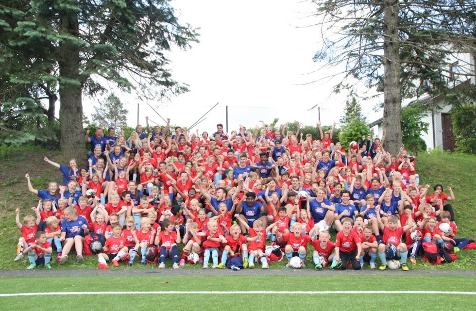 NY DELTAGERREKORD: Nærmere 150 barn og unge sørget for ny rekord og hektisk aktivitet da HSIL fotballskole innledet sommeren. Foto: