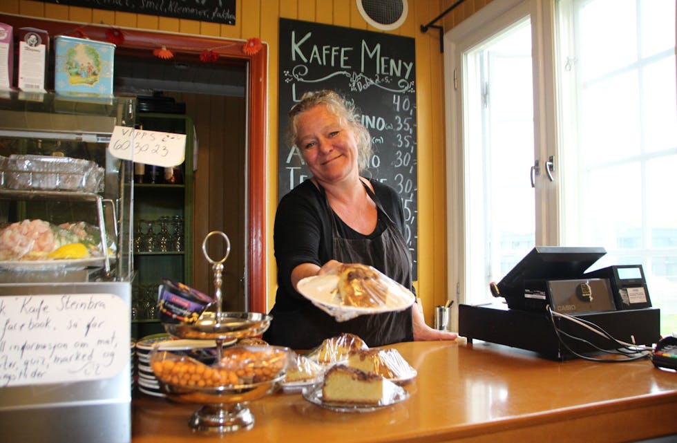 HJEMMEBAKT MED ET SMIL: Birgitte Rommen lager all mat fra bunnen på Kafé Steinbra. Bydelens budsjett kan bety at det blir slutt på fersk bakst fra neste sommer av. Foto: