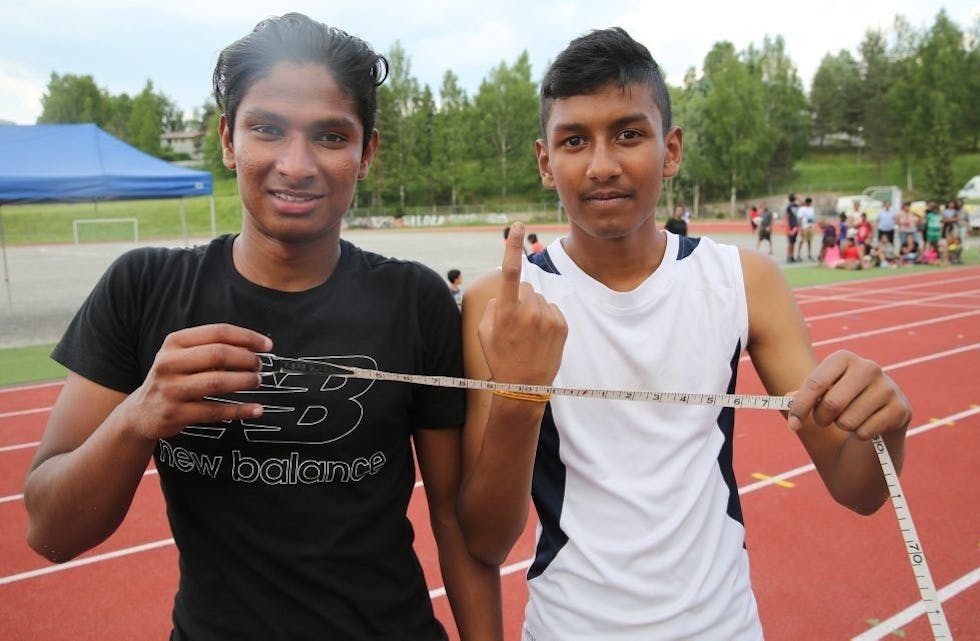 KNEPEN SEIER:Abisan Ananthakumar (16) viser ikke fingeren til Tarakan Sathiyananthan (17), men markerer at han slo sistnevnte med kun 1 centimeter i lengdekonkurransen. Foto: