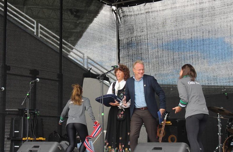 - IKKE ENDA: En smått forfjamset Raymond Johansen fikk ikke klippe båndet før turnerne hadde fått vist litt av det de kunne. Foto: